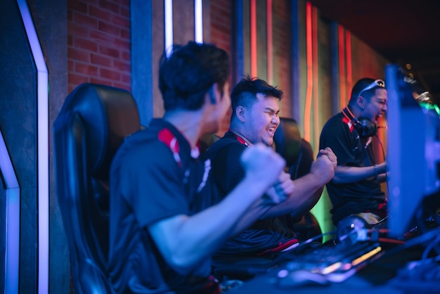 ソーシャル・マルチプレイヤーゲームシステム